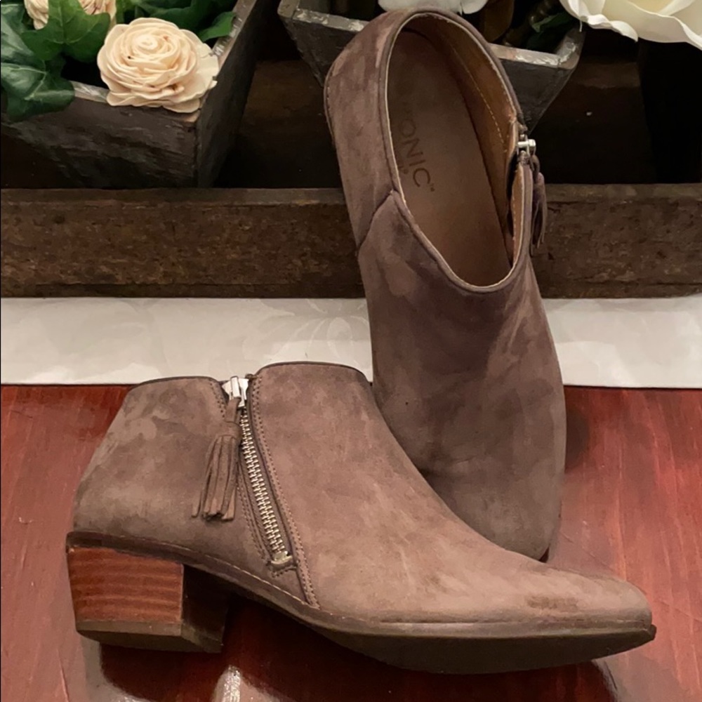 Vionic Serena Suede Ankle Boots 9
